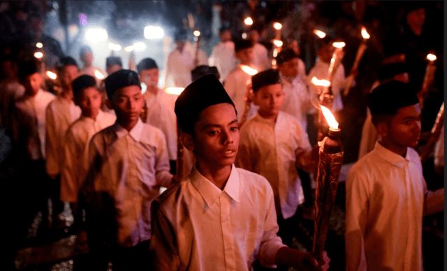 كيف احتفل المسلمون في العالم بعيد الفطر؟ (صور)