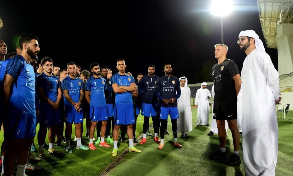 سلطان بن حمدان يحفز لاعبي العين قبل مباراة الهلال