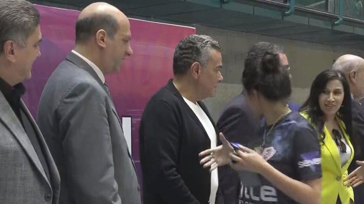 خالد مرتجي يرفض مصافحة مريم مصطفى لاعبة الزمالك (فيديو)