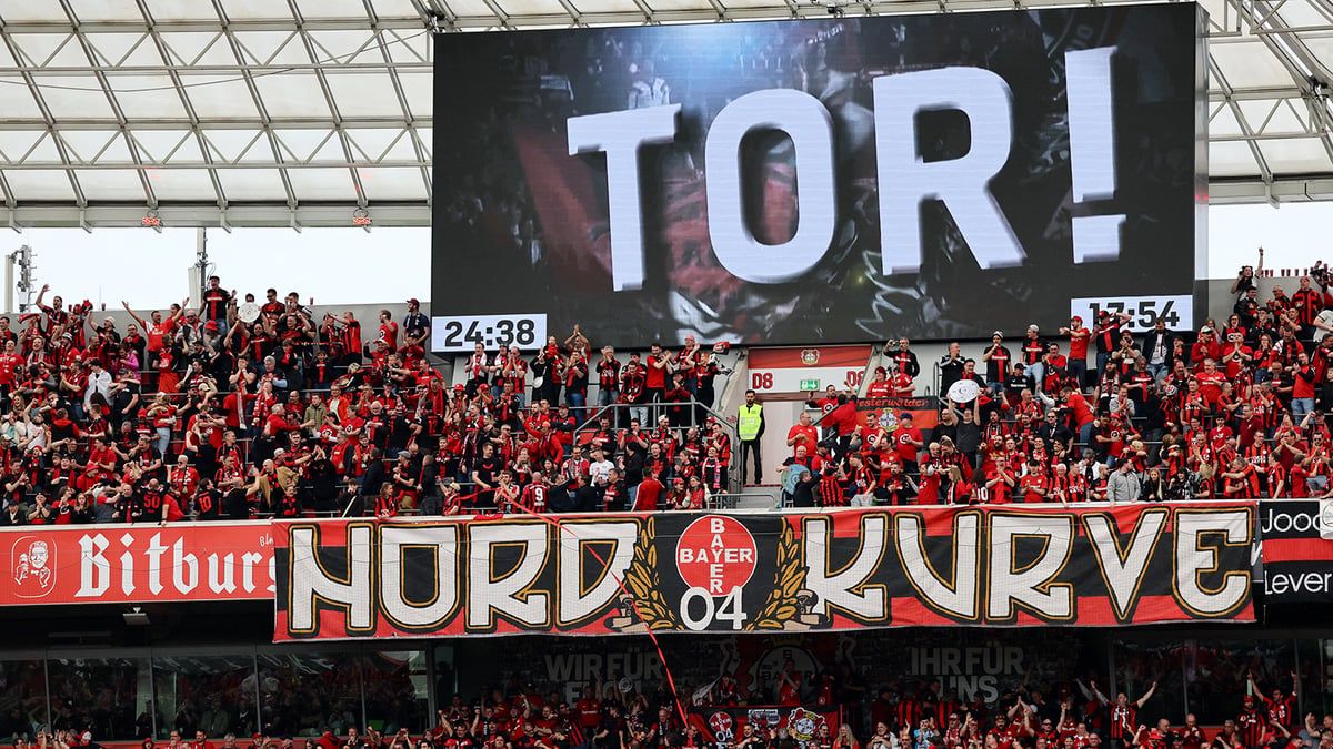 قبيل صافرة التتويج في الدوري.. جماهير ليفركوزن تقتحم ملعب المباراة (فيديو)