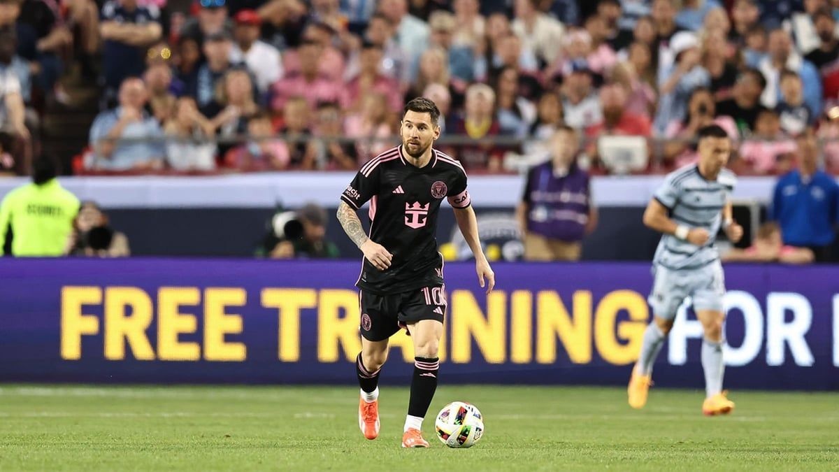 بالسرعة القصوى.. حارس ميسي يقتحم الملعب أثناء سير المباراة (فيديو)