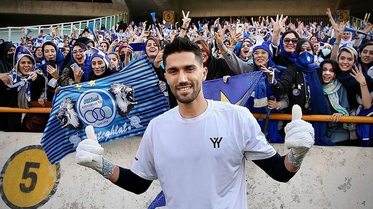 حارس مرمى إيراني يثير الجدل بعد احتضانه مشجعة في الملعب (فيديو)