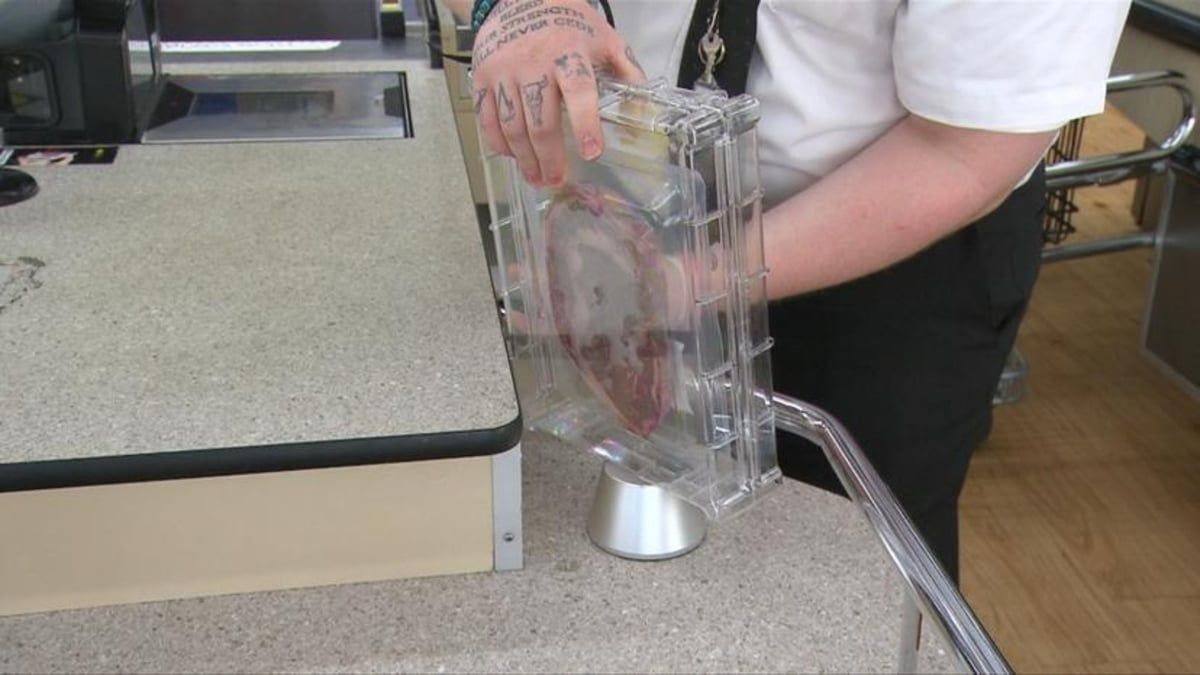 في خطوة غريبة.. متجر شهير يربط لحوم فاخرة بأجهزة تتبع "GPS" (فيديو)