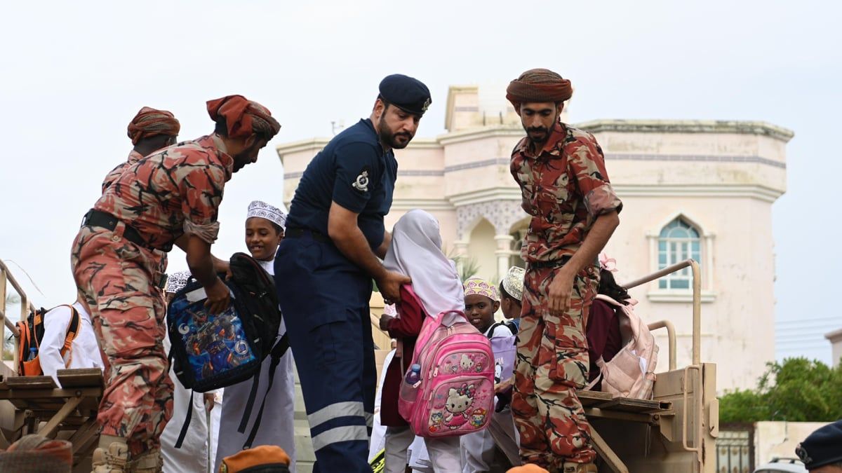 عُمان.. ارتفاع عدد الوفيات إلى 14 والمروحيات تواصل إنقاذ المحاصرين بالسيول