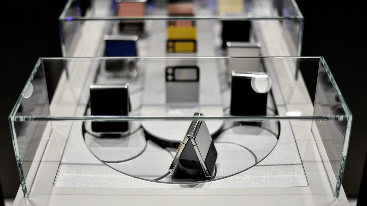 سامسونغ تزيح أبل عن عرش صناعة الهواتف الذكية