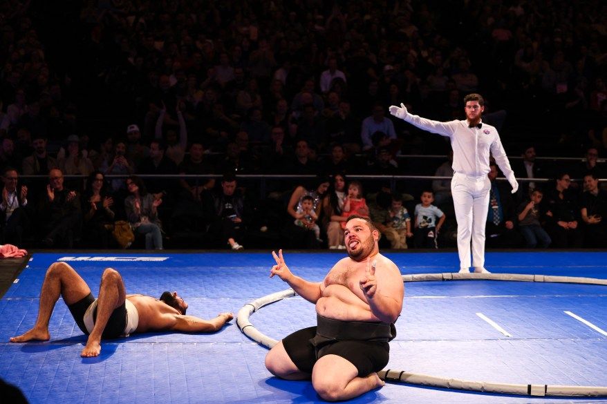 بطولة العالم لمصارعة السومو تهز MSG – صور - موقع الخليج الان