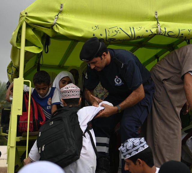 عُمان.. تعليق العمل والدراسة قبيل ذروة المنخفض الجوي (فيديو وصور)