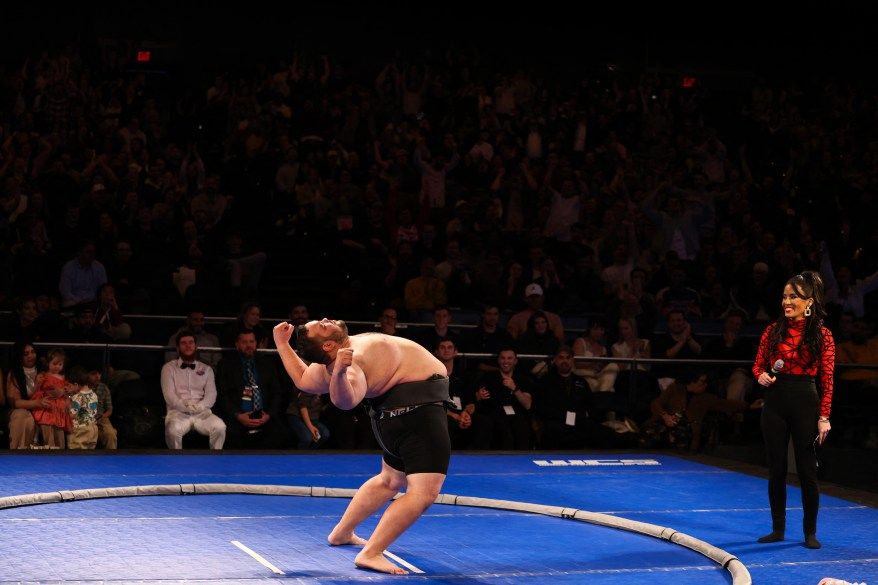 بطولة العالم لمصارعة السومو تهز MSG – صور - موقع الخليج الان