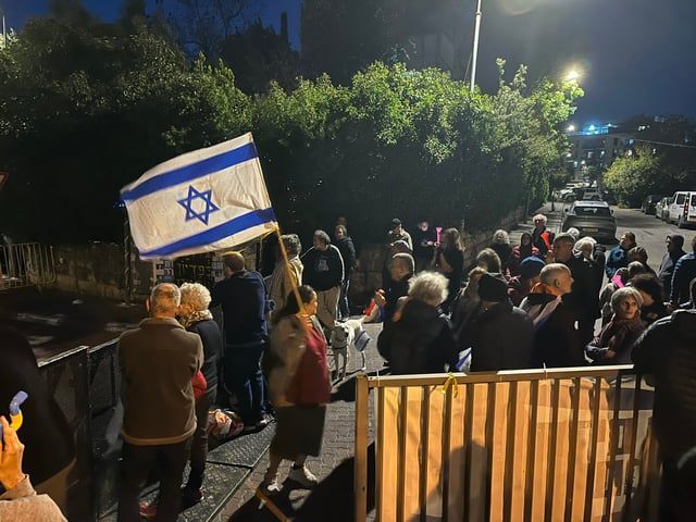 اختباء نتنياهو وزوجته قبيل القصف الإيراني يثير غضب الإسرائيليين