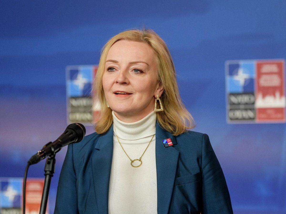 ليز تروس في كتابها الجديد: بايدن مارس النفاق والجهل