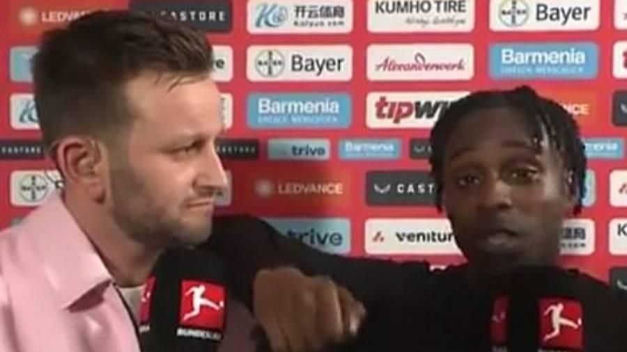 نجم ليفركوزن يشعل مواقع التواصل بموقف غريب