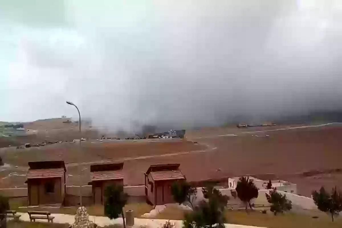 رياح وأمطار وغبار يضرب المناطق السعودية... تحذيرات مستمرة من مركز الأرصاد والطقس السعودي - موقع الخليج الان