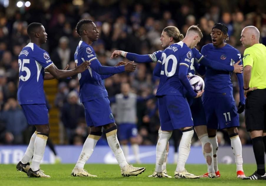 بوكتينيو يهدد لاعبيه بعد عراك من أجل ركلة الجزاء