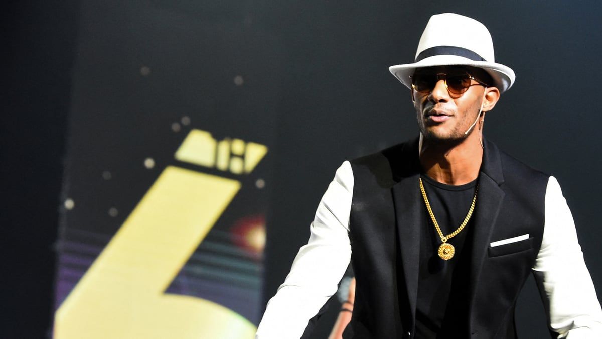 محمد رمضان يثير الجدل مجددا بمشهد مع المضيفة داخل طائرة خاصة (فيديو)