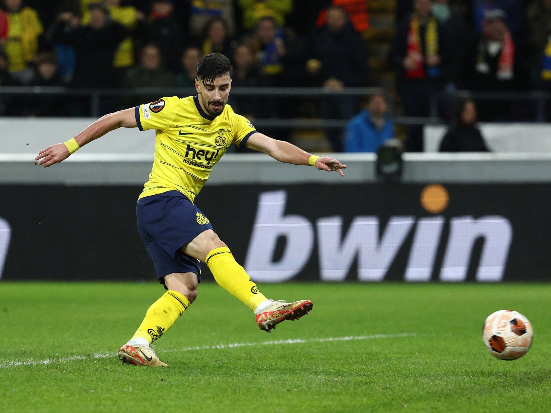 أندية إنجليزية تتنافس على ضم الجزائري عمورة - موقع الخليج الان