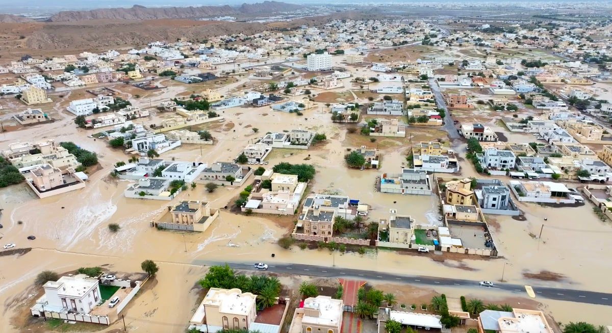 عُمان.. فرق الإنقاذ تنجح في الوصول للمحاصرين في ذروة "منخفض المطير"