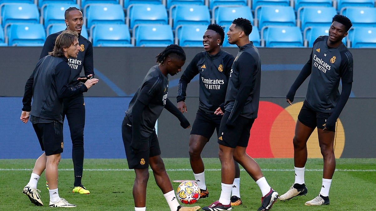 لاعبو ريال مدريد يتفادون السير على شعار مانشستر سيتي (فيديو)