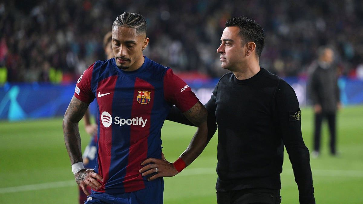 تشافي يدخل في جدال مع الحكم بعد مباراة برشلونة وسان جيرمان (فيديو)