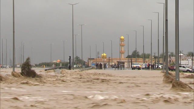 عُمان.. فرق الإنقاذ تنجح في الوصول للمحاصرين في ذروة "منخفض المطير"