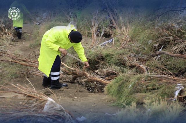 عُمان.. العثور على جثتين في سيول منخفض المطير (صور)