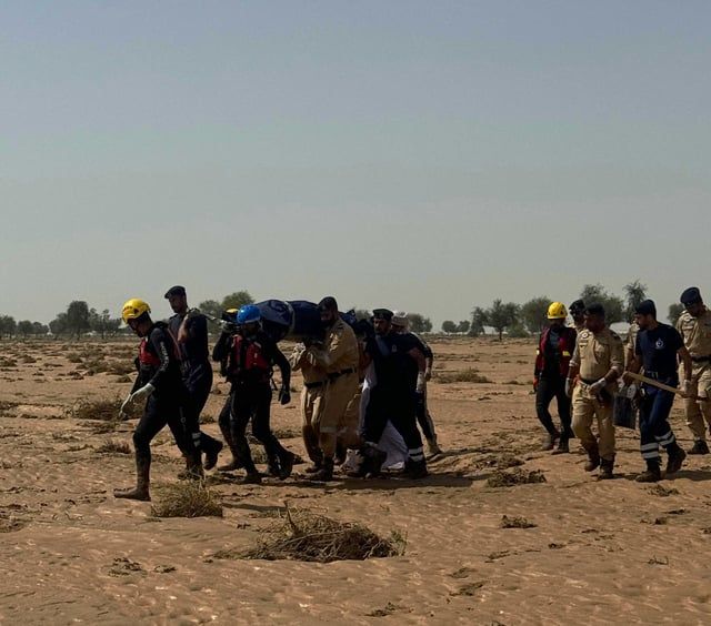 عُمان.. العثور على جثتين في سيول منخفض المطير (صور)