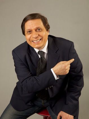 شبيه عادل إمام.. حين تبني مجدك على صدفة سعيدة (صور)