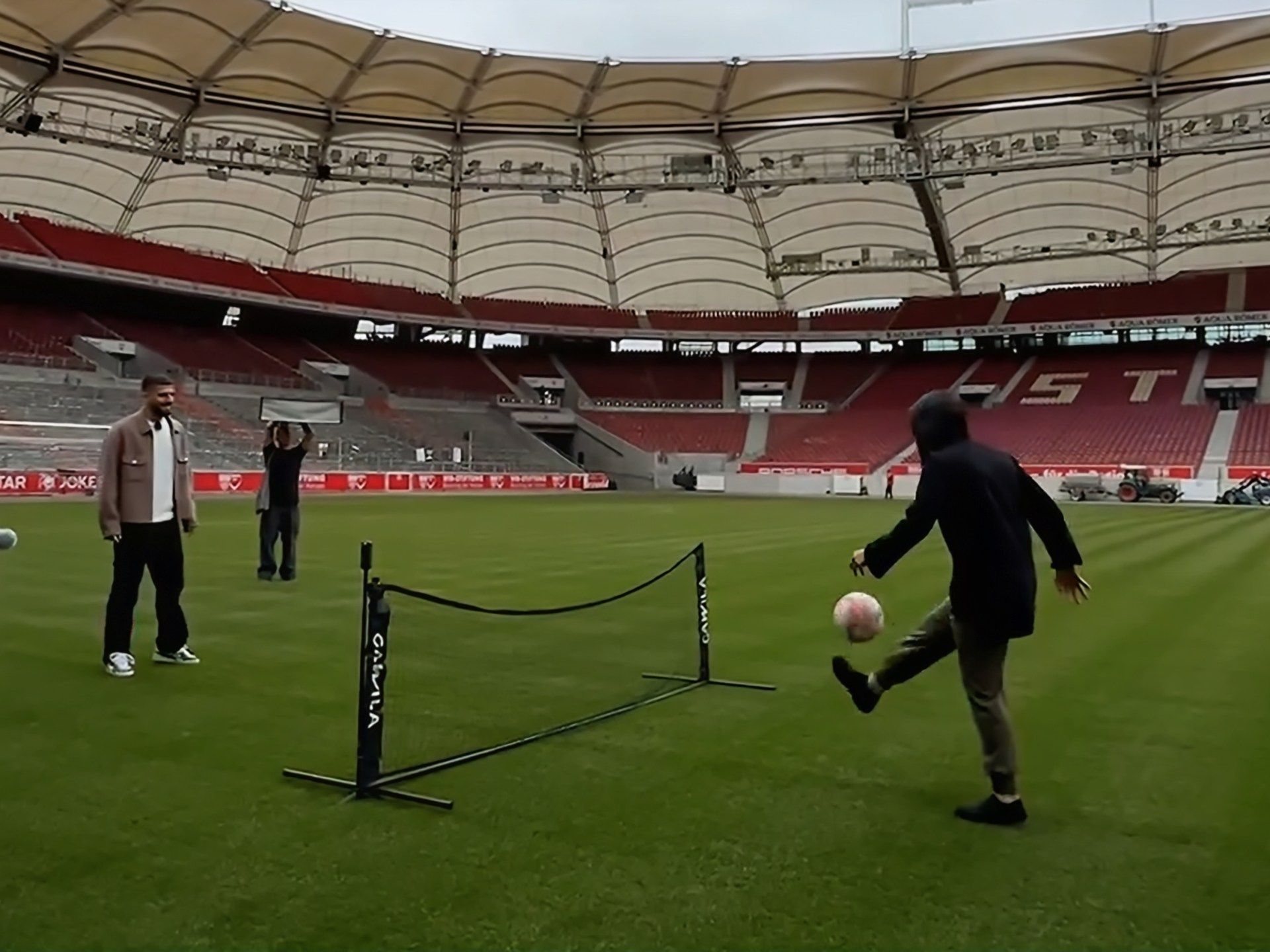 تشجع ريال مدريد.. نجمة التنس التونسية أنس جابر تستعرض مهاراتها الكروية - موقع الخليج الان