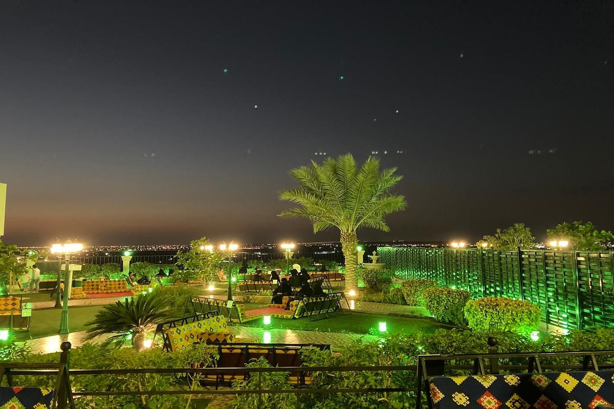 هل يستحق الزيارة؟! مواعيد دخول مطعم ومنتزه الجبل الأخضر في جدة - موقع الخليج الان