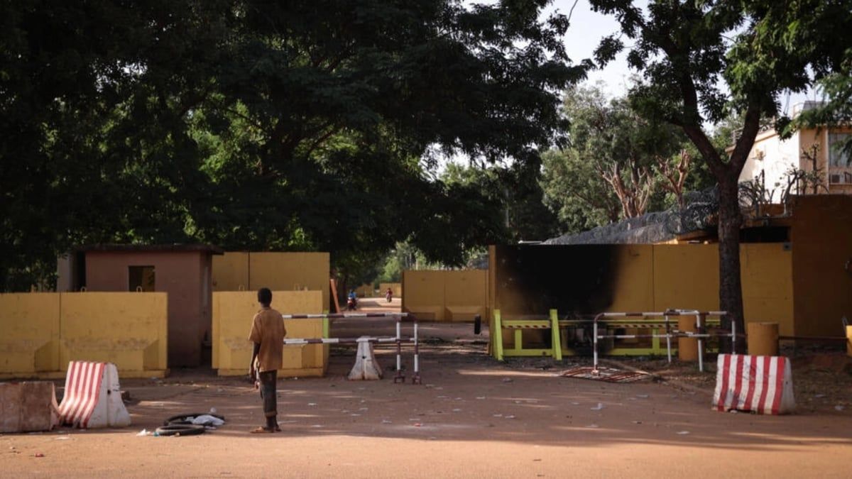 باريس تأسف لطرد 3 دبلوماسيين فرنسيين من بوركينا فاسو