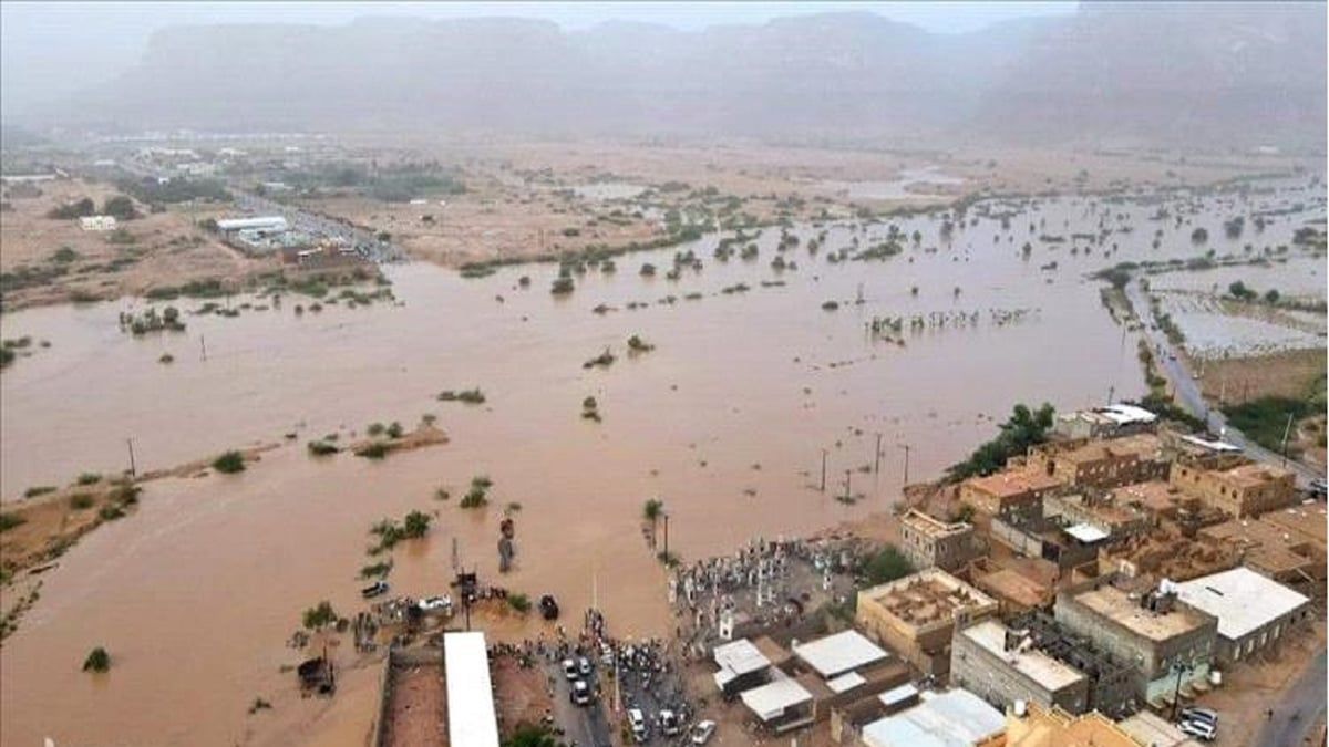 اليمن.. "منخفض المطير" يودي بحياة شخص ويتلف 33 شبكة كهرباء في حضرموت