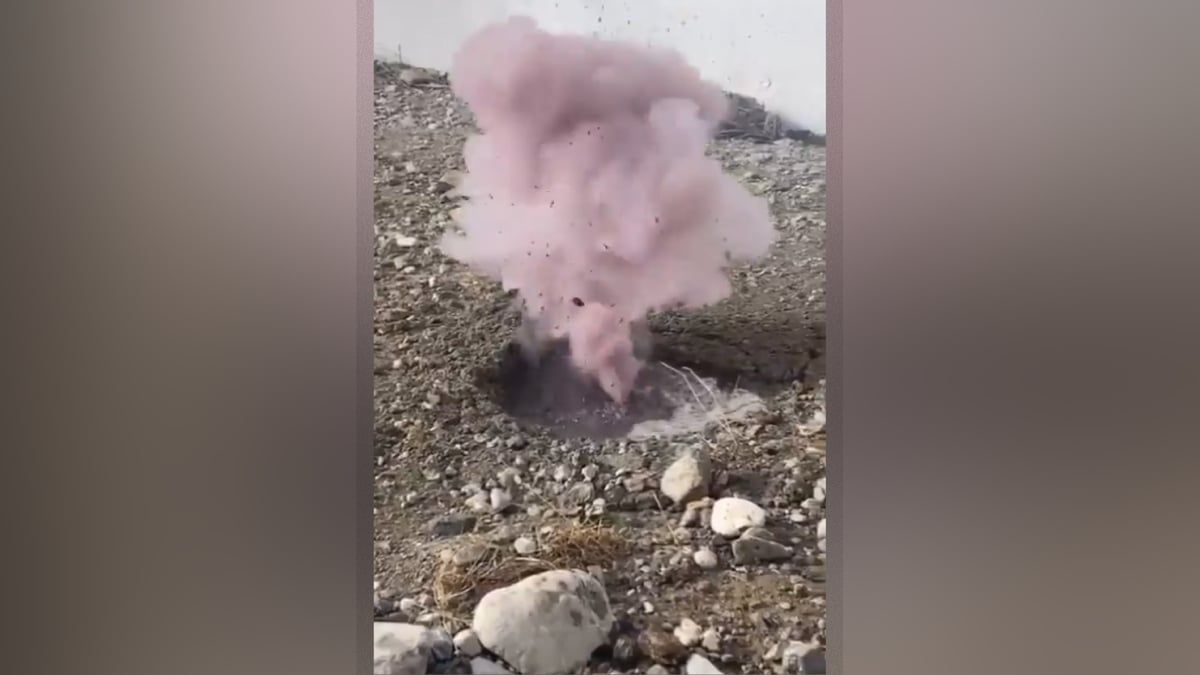 عُمان.. توضيح رسمي يكشف سر خروج دخان ملون من الأرض (فيديو)