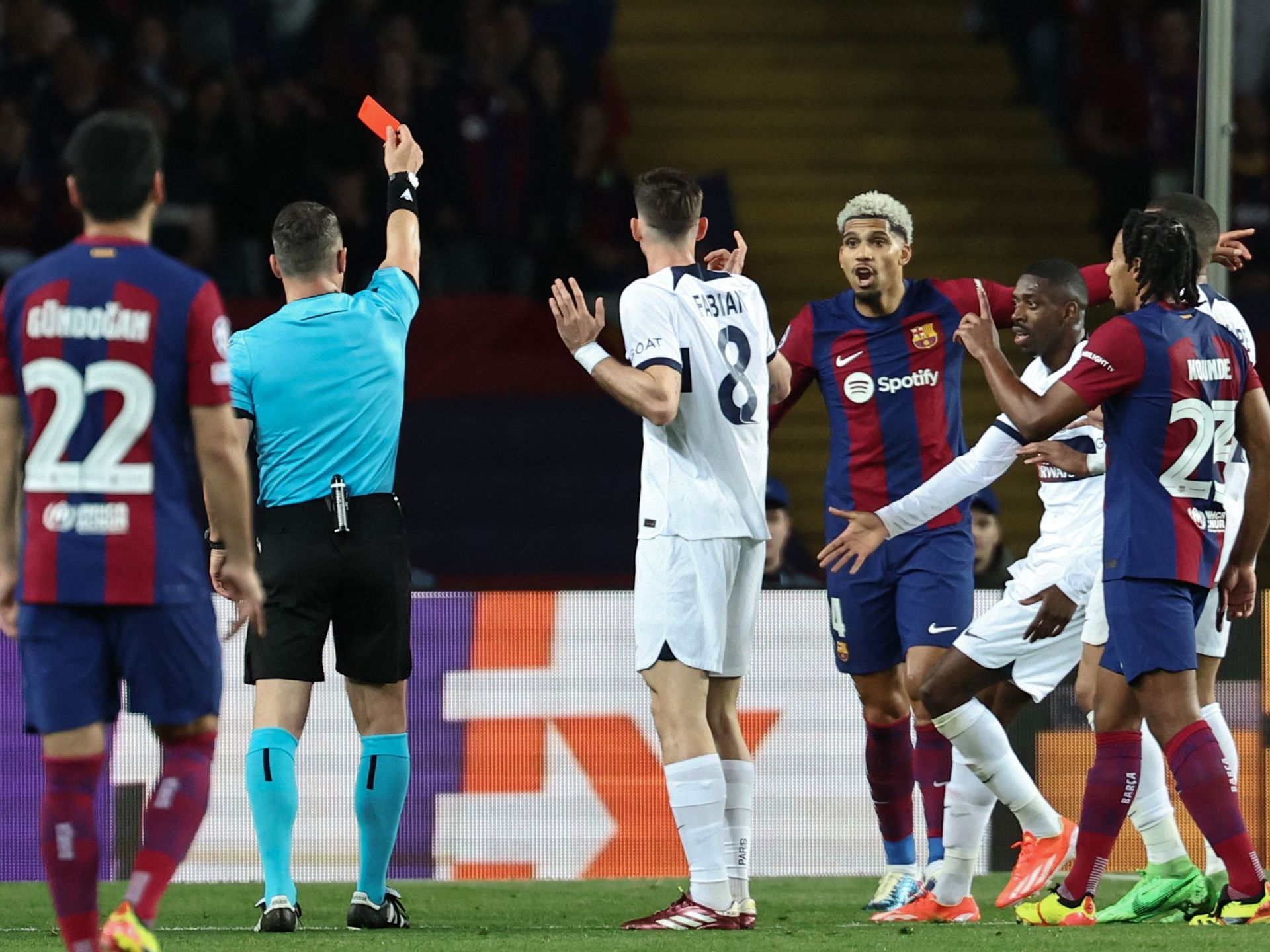 إقصاء برشلونة من دوري الأبطال يشعل النار في الكامب نو - موقع الخليج الان
