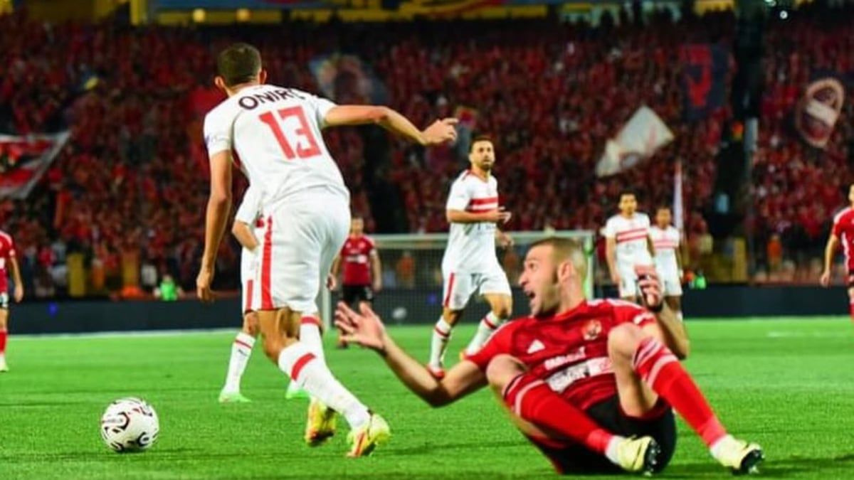 أحمد فتوح يسخر من مدافع الأهلي (صورة)