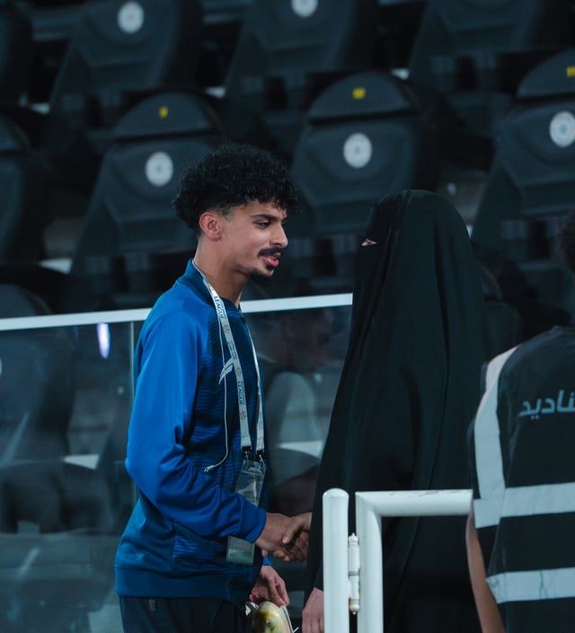 لاعب سعودي يقبل رأس والدته قبل مباراة محلية (صور)