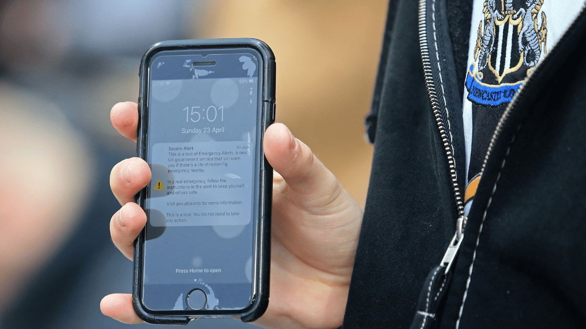 هل يجب عليك تبديل شاشة هاتفك إلى واقي شاشة غير لامع؟