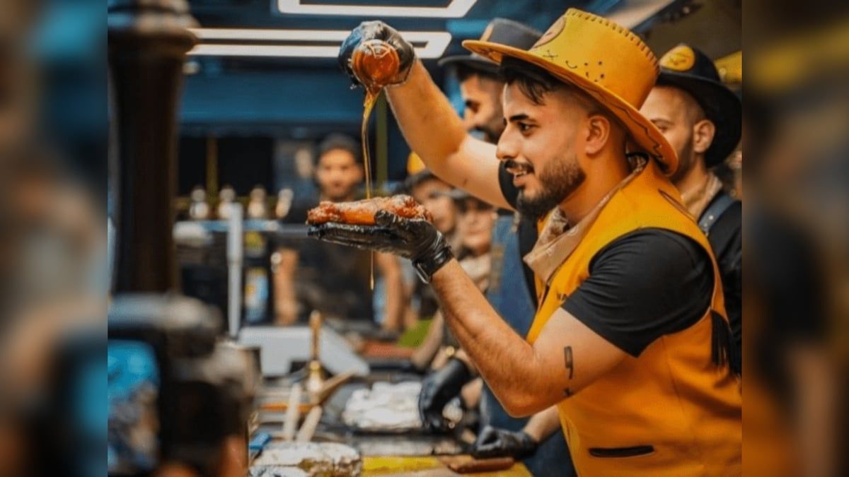 قدّم الطعام بالزي العسكري.. نهاية حزينة لـ"شيف" سوري في تركيا