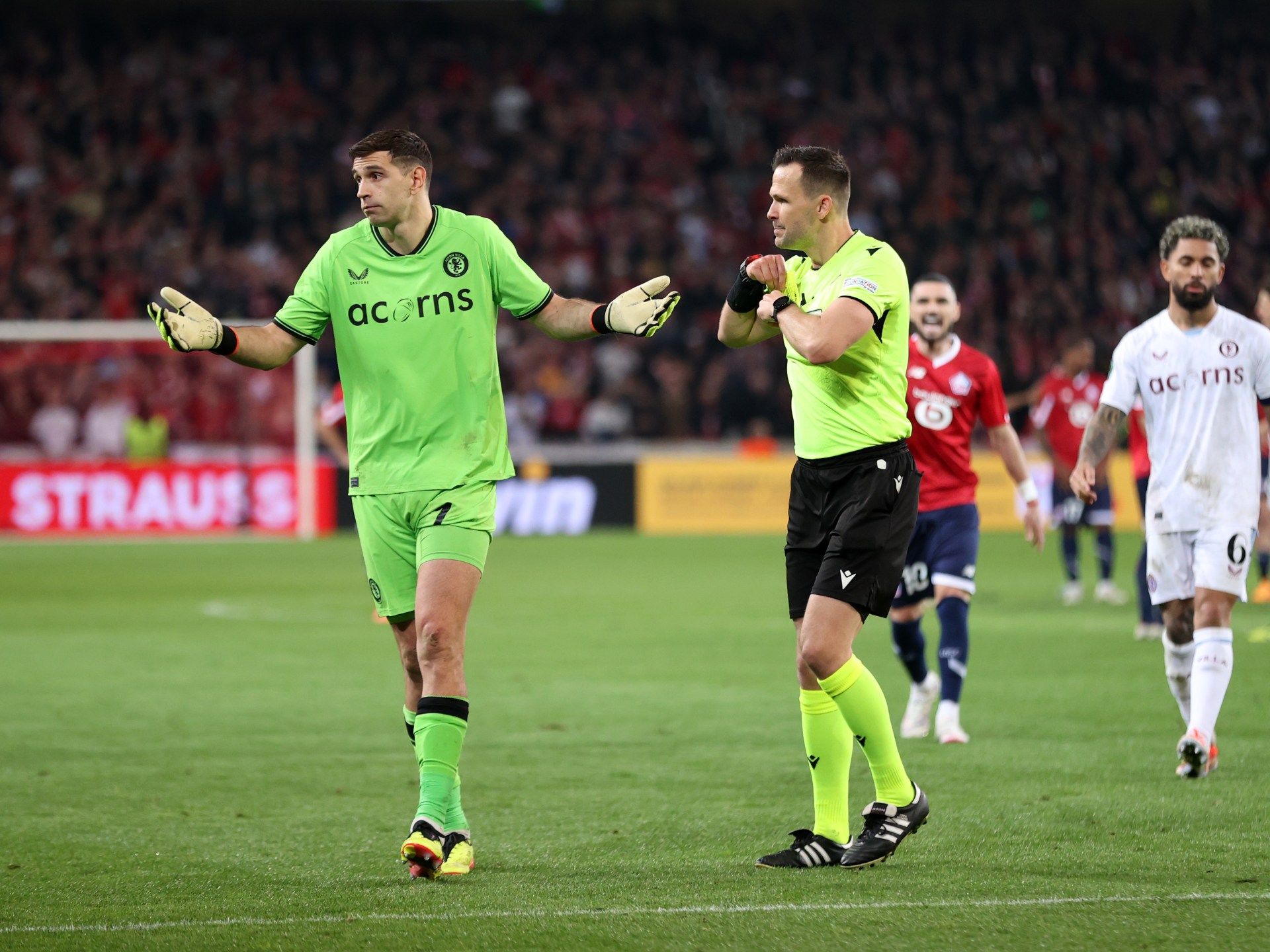 سر عدم طرد حارس أستون فيلا رغم حصوله على إنذارين بربع نهائي دوري المؤتمر الأوروبي - موقع الخليج الان