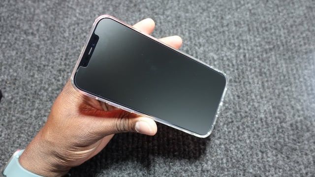 هل يجب عليك تبديل شاشة هاتفك إلى واقي شاشة غير لامع؟