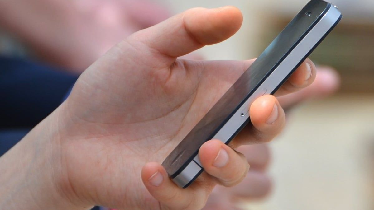 ما هي متلازمة "إصبع الآيفون" وماذا يقول الأطباء عنها؟