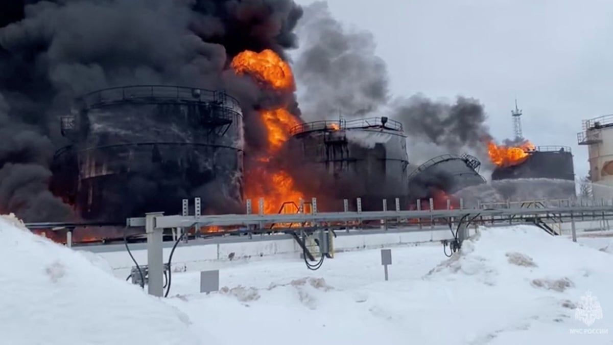 روسيا: أوكرانيا تنفّذ هجمات بـ50 مسيّرة وتصيب مستودعا للوقود