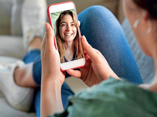 ما هي متلازمة "إصبع الآيفون" وماذا يقول الأطباء عنها؟