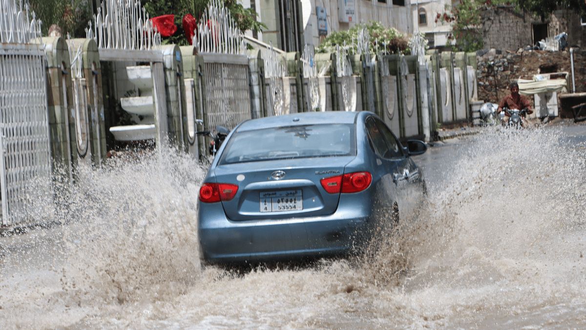 "منخفض المطير" يجتاح المحافظات اليمنية (صور)