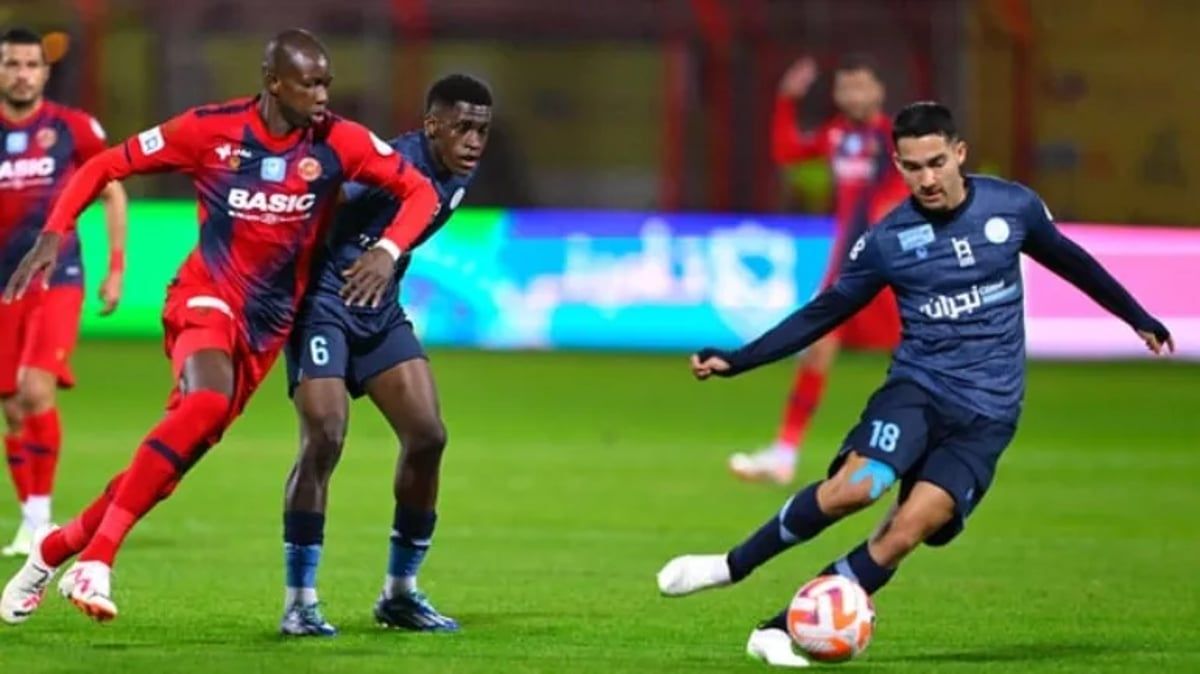 عاصفة رملية تجتاح مباراة في الدوري السعودي (فيديو)