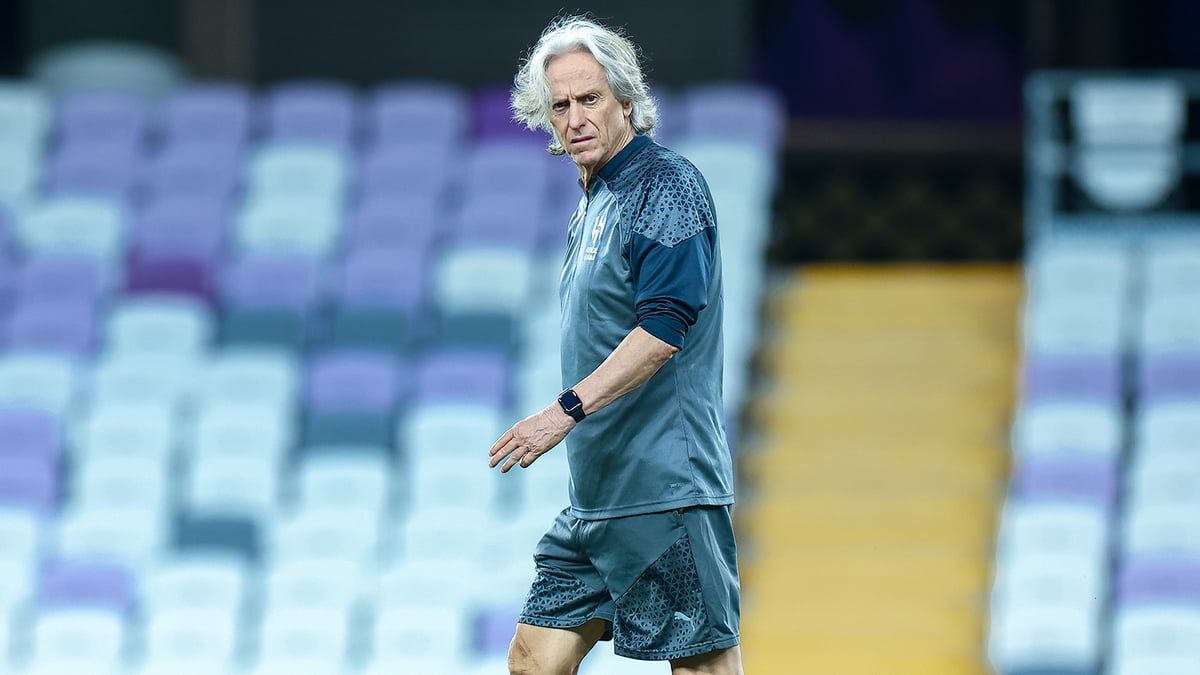 زوجة مساعد مدرب الهلال تشتكي من تصرف جيسوس المفاجئ