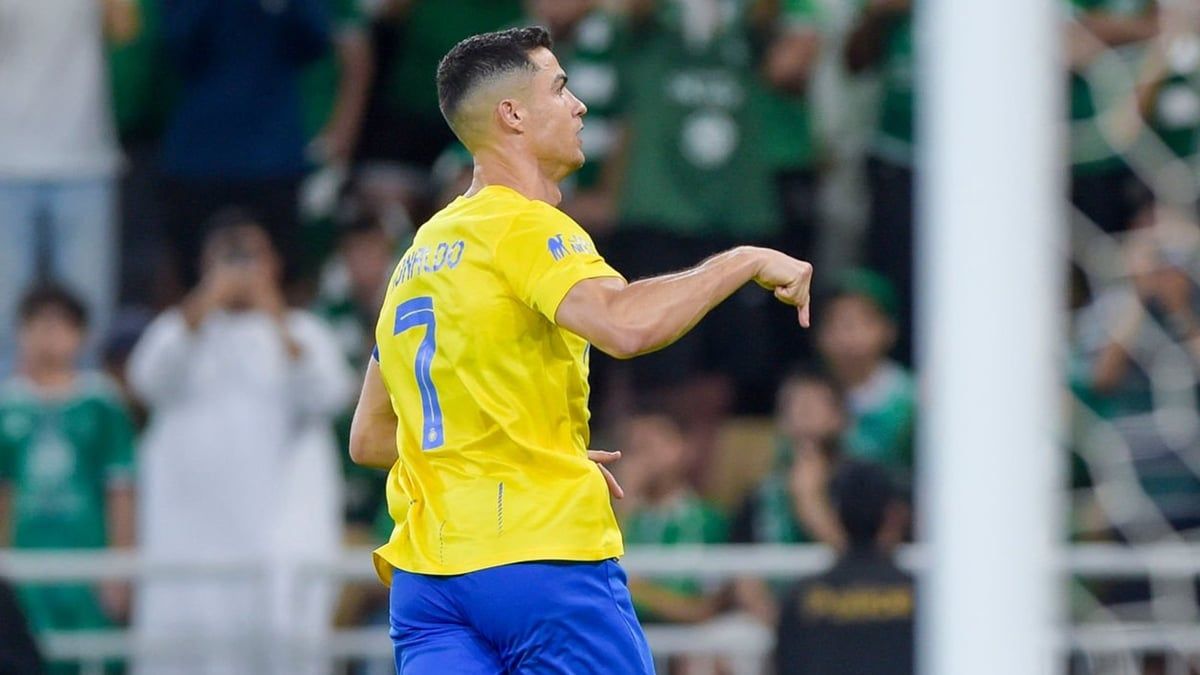 ليس "بسم الله".. قارئ شفاه يكشف ما يقوله رونالدو قبل التسديد