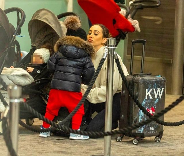 لاعب إنجلترا يخاطر بجمع زوجته السابقة وصديقته في كأس أوروبا