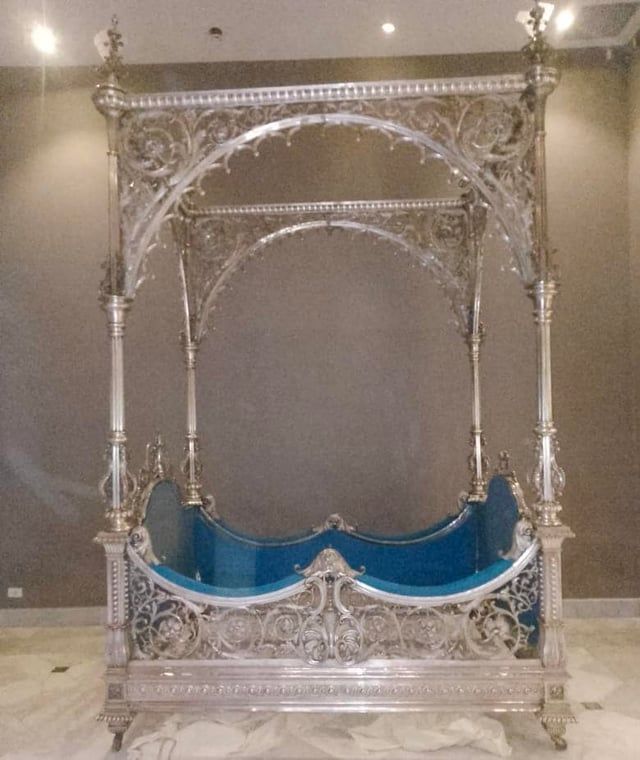 ردا على الشائعات.. السلطات المصرية تنشر صور السرير الأثري المختفي