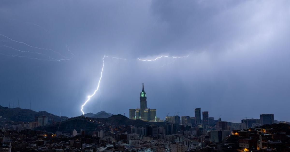 الوطني للأرصاد يحذر من سيول وأمطار غزيرة على هذه المناطق حتى الغد - موقع الخليج الان