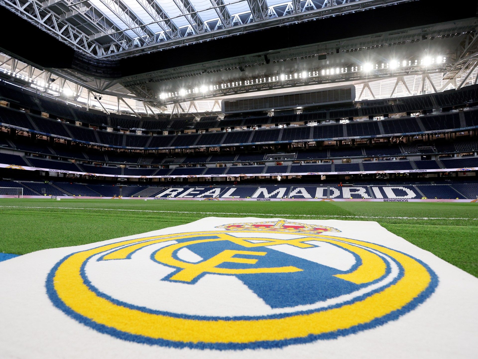 قبل موقعة الكلاسيكو.. عشب أرضية البرنابيو يؤرق تشافي - موقع الخليج الان