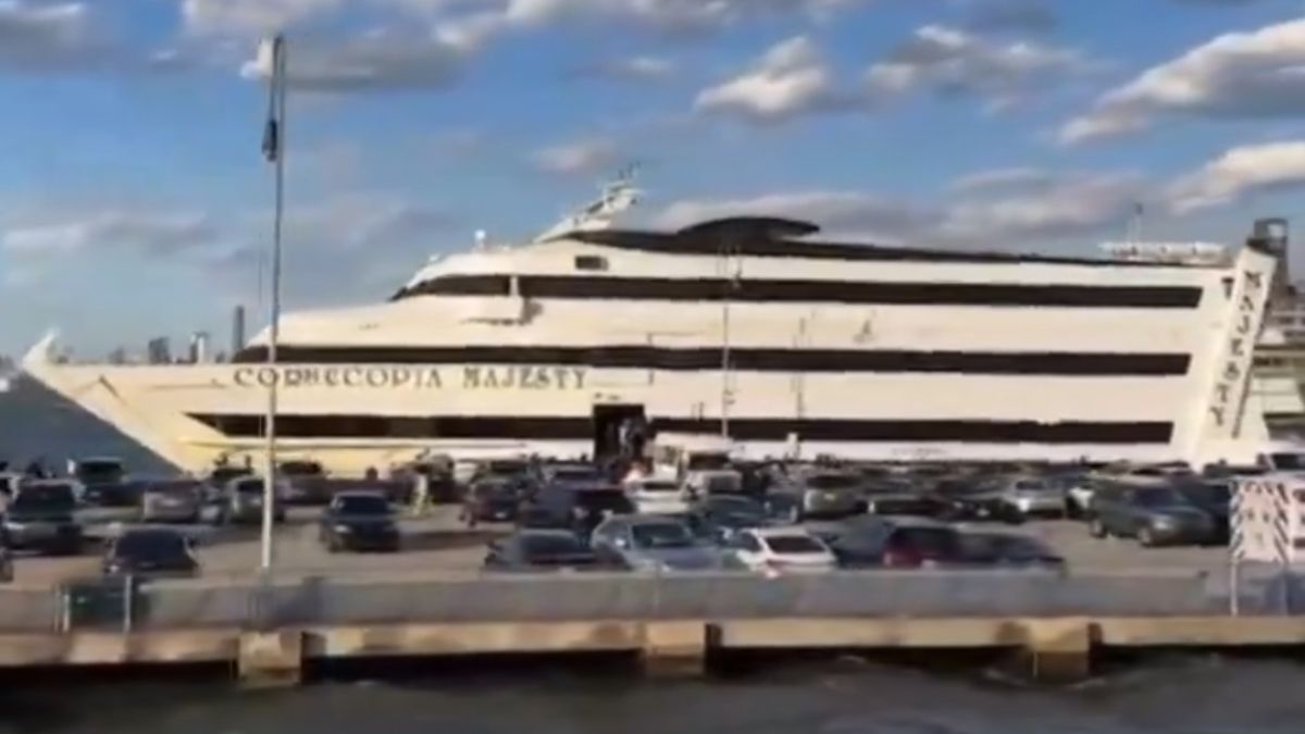 حادث طعن جماعي على متن قارب سياحي مزدحم قرب نيويورك (فيديو)